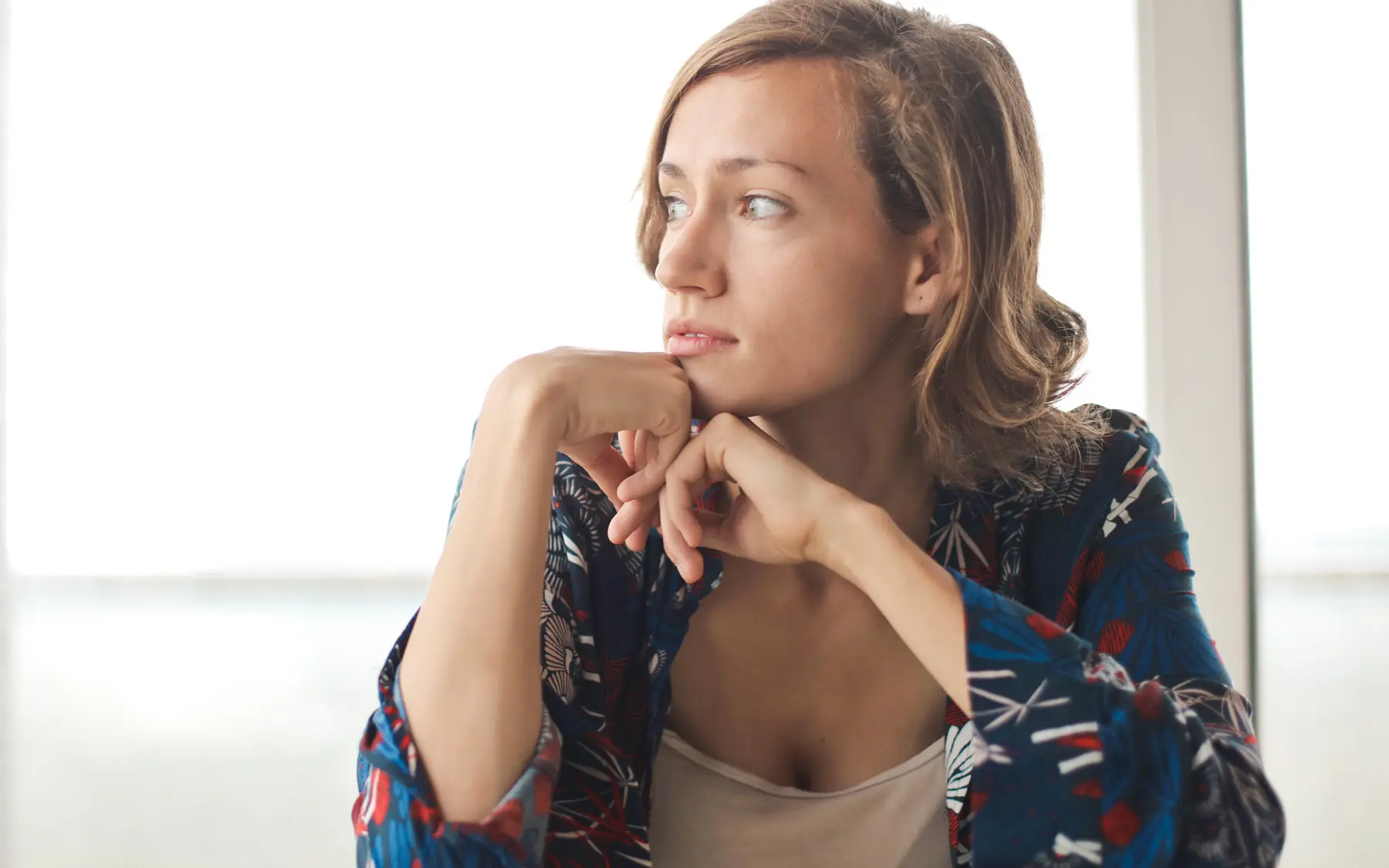 Nehmen Sie ihren Verkauf selbst in die Hand nach der Scheidung – Bild: Nachdenkliche Frau