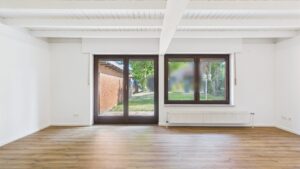 Wohnbereich mit Zugang zur Terrasse