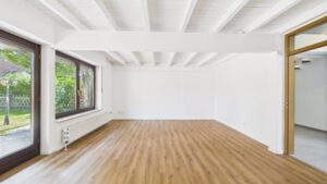 Wohnbereich mit Zugang zur Terrasse