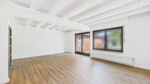 Wohnbereich mit Zugang zur Terrasse