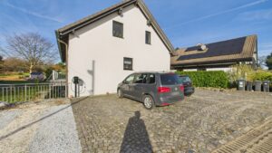 Parkplätze vor dem Haus